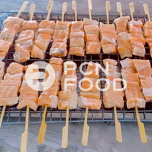 ท้องแซลมอนเสียบไม้  ท้องแซลมอนตัดแต่งเสียบไม้ แพ็คละ 10 ไม้