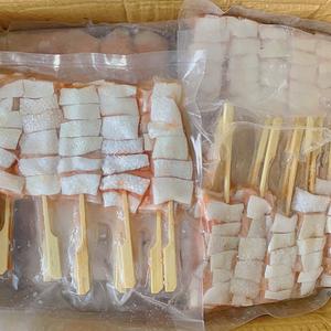 ท้องแซลมอนเสียบไม้  ท้องแซลมอนตัดแต่งเสียบไม้ แพ็คละ 10 ไม้