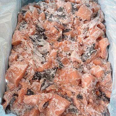 เนื้อแซลมอน Bits&Pieces (ป้ายเหลือง) ตัดแต่งส่วนเนื้อส่วนแซลมอนหั่นเป็นชิ้น ป้ายเหลือง